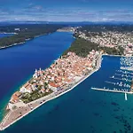 Lovely In Rab With Wifi Apartman